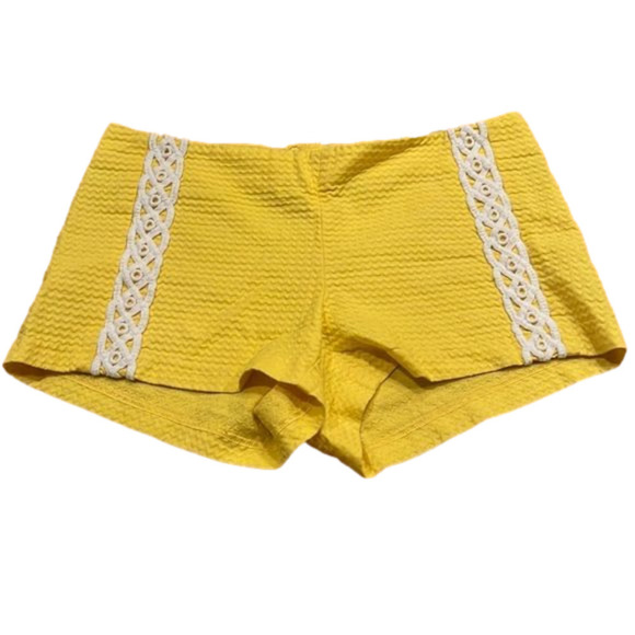 Lilly Pulitzer Pants - Lilly Pulitzer Lisa short yellow white lace size 4.